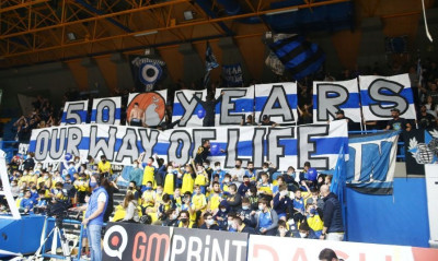 Περιστέρι-Ολυμπιακός: Η βράβευση της ομάδας του Γ. Σ. Περιστερίου του 1971 και το εντυπωσιακό κορεό