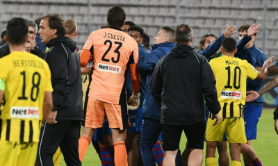 Βόλος-Άρης: Μοίρασε κόκκινες μετά το ξύλο ο διαιτητής - Συνεχίζεται ο αγώνας