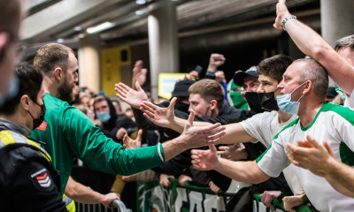 Υπόδειγμα στήριξης! Η Ζαλγκίρις διασύρεται και ο κόσμος πήγε στα αποδυτήρια για... αποθέωση (video)