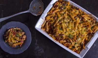 Άκης Πετρετζίκης: Ριγκατόνι με τόνο και λιαστές ντομάτες στον φούρνο