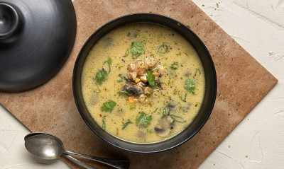 Άκης Πετρετζίκης: Εξωτική σούπα με κοτόπουλο