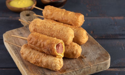 Άκης Πετρετζίκης: Εύκολα λουκανικοπιτάκια