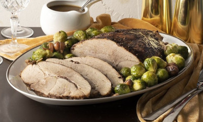 Άκης Πετρετζίκης: Ψητό χοιρινό μπούτι με λαχανάκια Βρυξελλών