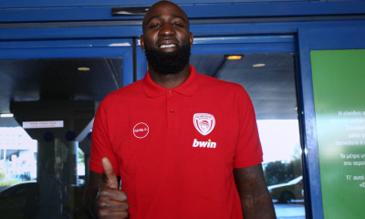 Ολυμπιακός: Στην Ελλάδα ο Έισι – «Είμαι πεινασμένος για τίτλους» (video)