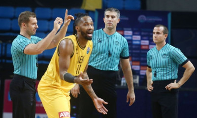 ΑΕΚ-Ρίγα: «Βράζει» το κλειστό στα Λιόσια - Αποβολή Ανγκόλα με δύο τεχνικές ποινές (video)