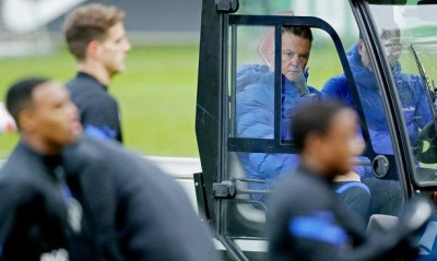 Προκριματικά Μουντιάλ 2022: Ατύχημα με το ποδήλατο ο Φαν Χάαλ – Πως πήγε στην προπόνηση (vid+pics)