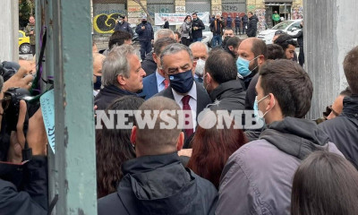 Πολυτεχνείο: Ένταση στην πύλη! Πέταξαν το στεφάνι των Ελλήνων βουλευτών