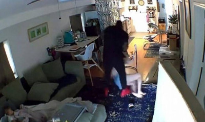 Ανατριχιαστικό - Επαγγελματίας παίκτης πλάκωσε άγρια την πρώην του μπροστά στο μωρό τους (video)