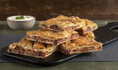 Άκης Πετρετζίκης: Παστουρμαδόπιτα