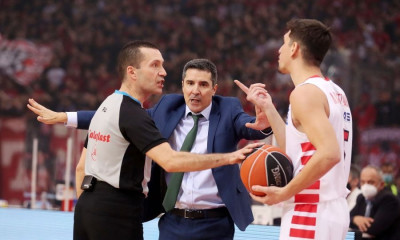 Ολυμπιακός-Παναθηναϊκός: Επιβράβευση στους διαιτητές για τα κραυγαλέα λάθη στο ΣΕΦ!