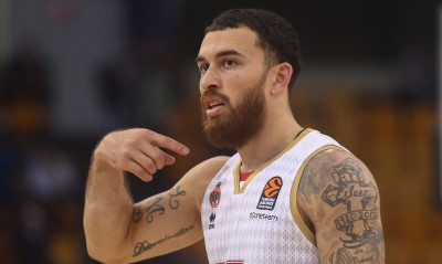 Μονακό: Ζημιά με Μάικ Τζέιμς - Αποχώρησε τραυματίας από το παρκέ