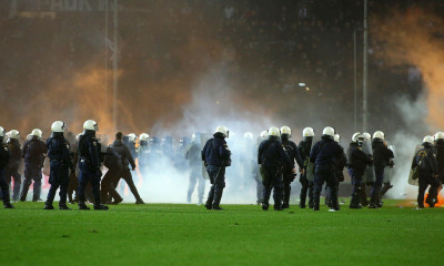 ΠΑΟΚ-Άρης: Διακοπή στο ντέρμπι – Εισβολή οπαδών και ρίψη αντικειμένων (video+photos)