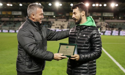 Παναθηναϊκός-Βόλος: Ο Σαραβάκος βράβευσε τον Γκελαούζο στη Λεωφόρο (video+photos)