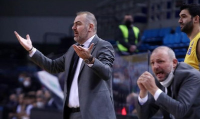 ΑΕΚ-Προμηθέας: Έξαλλος ο Δέδας-Μπήκε στο γήπεδο και τα έβαλε με τους διαιτητές! (video)