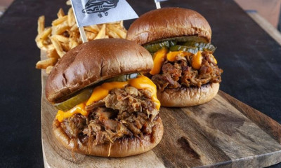 Άκης Πετρετζίκης: Pulled pork στη χύτρα ταχύτητας