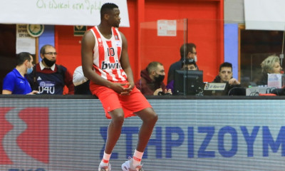 Ολυμπιακός: Αγωνία για Φαλ - Αποχώρησε με διάστρεμμα  (video)