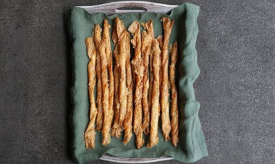 Άκης Πετρετζίκης: Κριτσίνια παρμεζάνας από φύλλο κρούστας