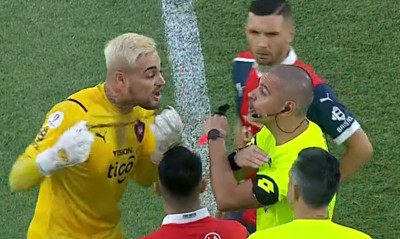 Τερματοφύλακας αποβλήθηκε πριν αρχίσει ο αγώνας - Τι συνέβη (photos+video)