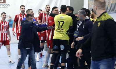 Μεγάλη ένταση στο ΑΕΚ-Ολυμπιακός - Στα χέρια οι παίκτες, «φωνάζει» η Ένωση (photos+video)