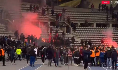 Επεισόδια και διακοπή στο Παρί-Λιόν - Μπούκαραν οπαδοί στο γήπεδο (video+photos)