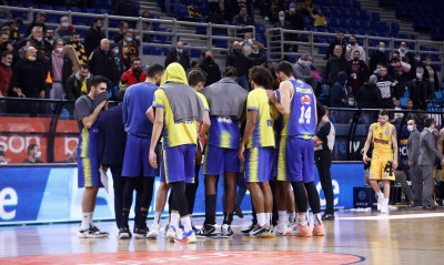 Ένταση στα Λιόσια - Οπαδοί της ΑΕΚ έφτασαν μέχρι τον πάγκο του Περιστερίου