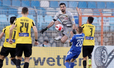 Λαμία-ΑΕΚ: Η επέμβαση του Τσιντώτα στο σουτ του Νούνιες (video)