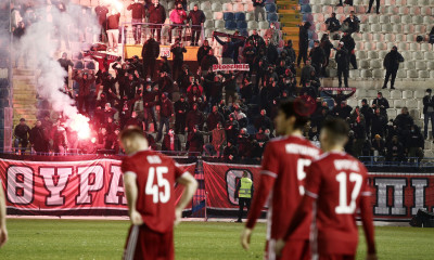 Απόλλων Σμύρνης-Ολυμπιακός: Ερυθρόλευκοι οπαδοί με καπνογόνα στη Ριζούπολη (photos)