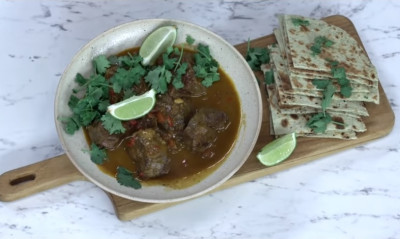 Άκης Πετρετζίκης: Μοσχαράκι κάρι στη χύτρα ταχύτητας