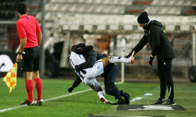 ΠΑΟΚ-Παναιτωλικός: Τρελάθηκε ο Ζαμπά κι έπεσε στο χόρτο αγκαλιά με τον Λουτσέσκου! (vid+pics)
