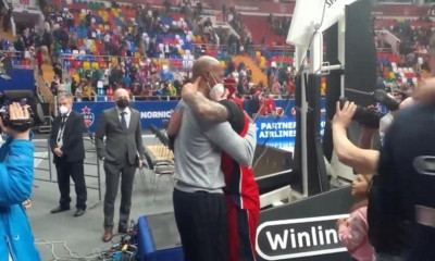 ΤΣΣΚΑ-Βιλερμπάν: Έπεσε στην αγκαλιά του συγκινημένου πατέρα του ο Χάκετ (video)