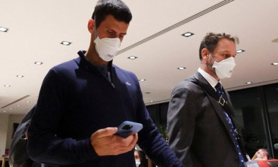 Australian Open: Στο αεροπλάνο της επιστροφής ο Νόβακ Τζόκοβιτς μετά την απέλαση (photo)