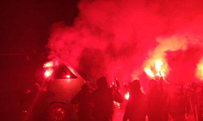 Παναιτωλικός: Υποδοχή με καπνογόνα - Ζήτησαν το Κύπελλο οι οπαδοί (video)