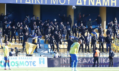 Παναιτωλικός-Ολυμπιακός: «Πάγωσαν» με οπαδό στο Αγρίνιο - Λιποθύμησε στην εξέδρα (photos+video)