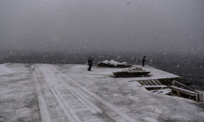 Κακοκαιρία «Ελπίδα»: Βούτηξε στην παγωμένη θάλασσα και έβγαλε τεράστιο χταπόδι (photos)