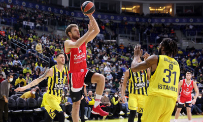 Ολυμπιακός: Μπήκε ο Βεζένκοφ, στα «πιτς» ο ΜακΚίσικ!