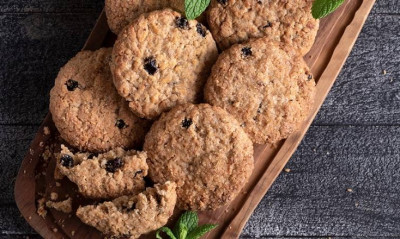 Άκης Πετρετζίκης: Μπισκότα με μήλο και κανέλα