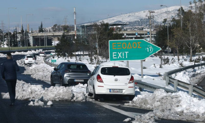 Αττική Οδός: Επιτήδειοι προσπαθούν να βάλουν μέσα τα αυτοκίνητά τους για να λάβουν τα 2.000 ευρώ