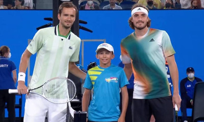 Australian Open – Τα highlights της «μάχης» του Τσιτσιπά και τα… γαλλικά του Μεντβέντεφ (videos)