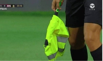 Τρομερά πράγματα στο Χιλή-Αργεντινή - Βοηθοί με σκουπόξυλα και… φωσφοριζέ τζάκετ αντί για σημαιάκια