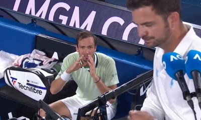 Τσιτσιπάς - Μεντβέντεφ: Έκρηξη και νεύρα από τον Ρώσο - «Είσαι ηλίθιος, μιλάει σε κάθε πόντο!»