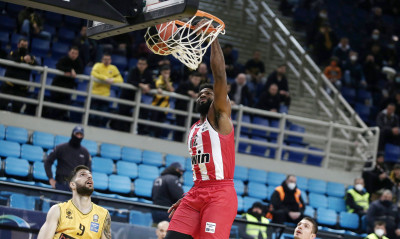 ΑΕΚ-Ολυμπιακός: Τα «όργια» Σλούκα και Ράουτινς και η «βόμβα» του Έισι (videos)