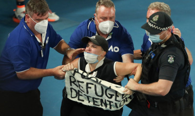 Australian Open: Εισβολή οπαδού και διακοπή του τελικού Ναδάλ-Μεντβέντεφ (photos+video)