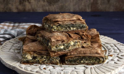 Άκης Πετρετζίκης: Χορτόπιτα με φέτα και γιαούρτι