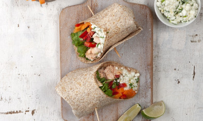 Άκης Πετρετζίκης: Wrap ολικής με σολομό και τυρί cottage