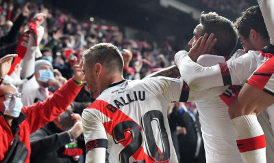 Εκπληκτική στιγμή στο «Βαγιέκας» - Οι οπαδοί τραγουδούν και οι παίκτες μένουν προσοχή! (Vid+Photos)