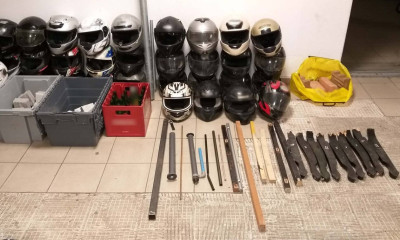 «Οπλοστάσιο» βρήκε η ΕΛ.ΑΣ. στους συνδέσμους – Κατασχέθηκαν μαχαίρια, ψαλίδια και λοστοί (photos)