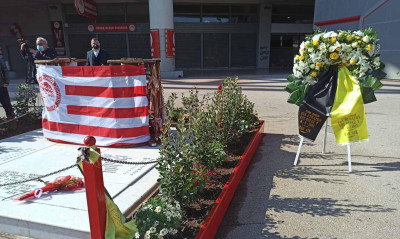 ΑΕΚ: Στεφάνι για τα θύματα της τραγωδίας της Θύρας 7 (photos)