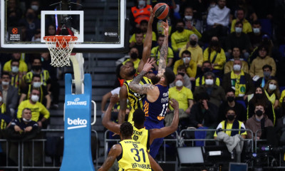 Τζεχάιβ Φλόιντ: Κάρφωσε στο πρόσωπο του Ταβάρες και «τάπωσε» τον Πουαριέ (video)