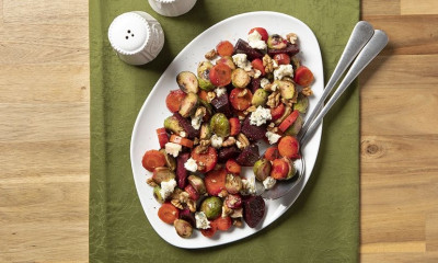 Άκης Πετρετζίκης: Σαλάτα με ψητά παντζάρια, λαχανάκια και καρότα