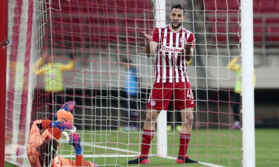 Ολυμπιακός-ΑΕΚ: Παραλίγο απίθανο γκολ ο Μανωλάς - Καρέ καρέ η φάση (photos)